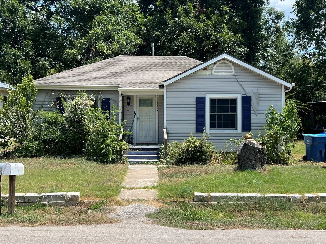 Photo of 107 W 7th ST