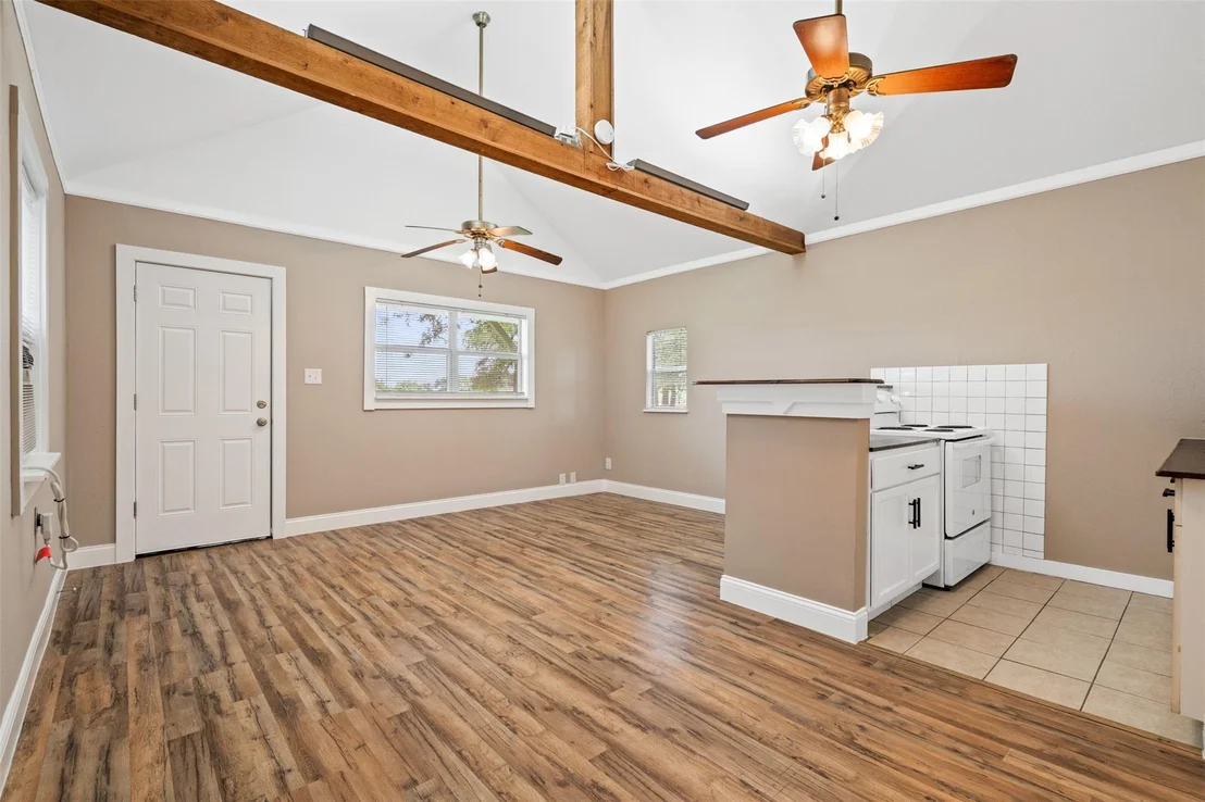 Photo of 940 Perry LN