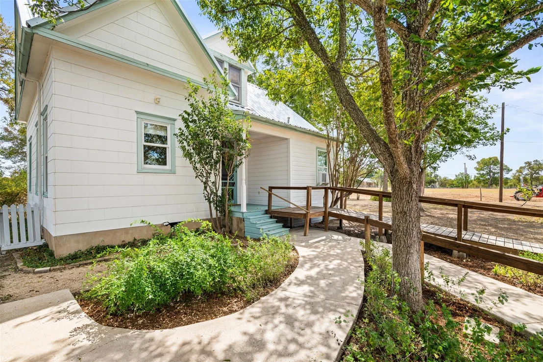 Photo of 105 Davis DR