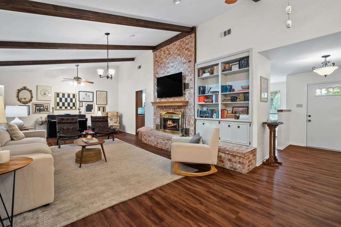 Photo of 301 Tallwood DR