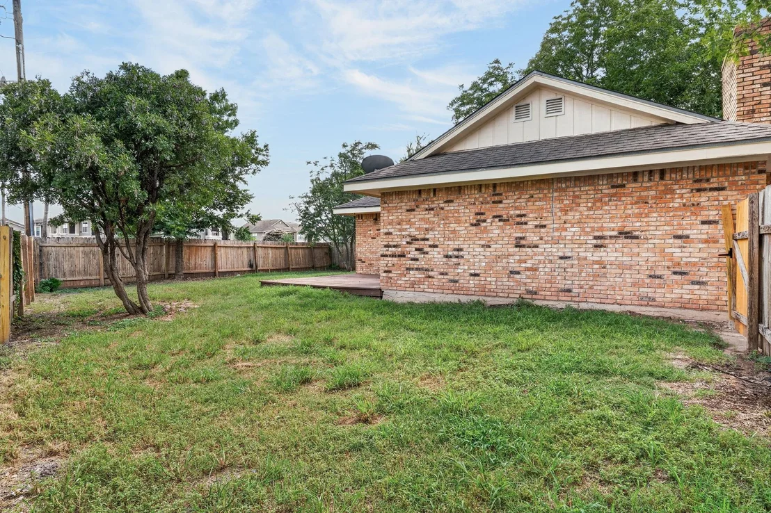 Photo of 833 Ross CIR