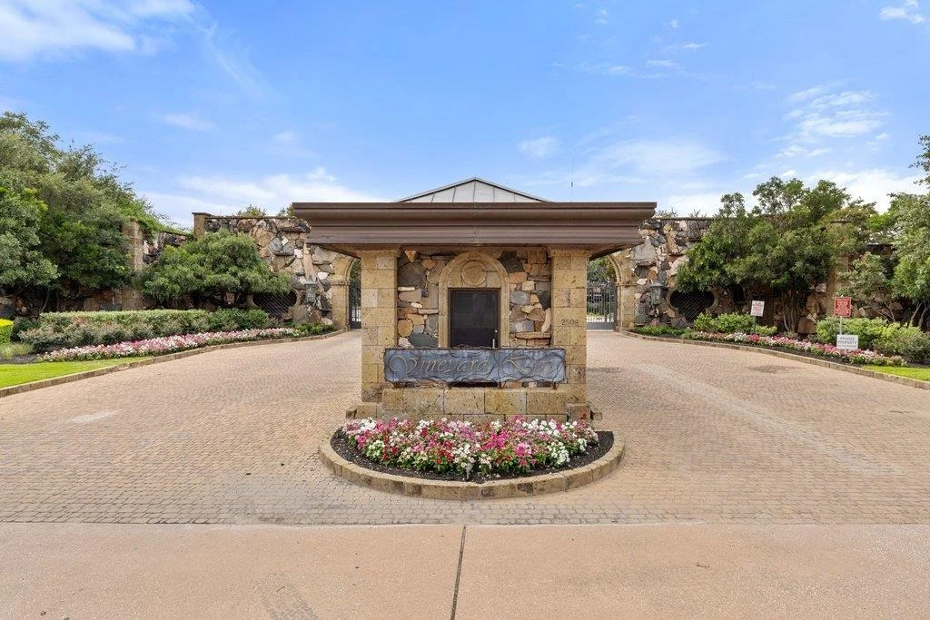Photo of 16009 Chateau Ave