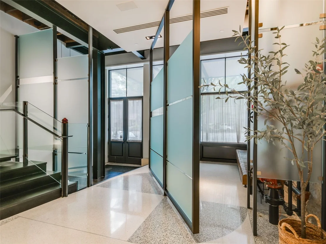 Photo of 811 Congress Ave