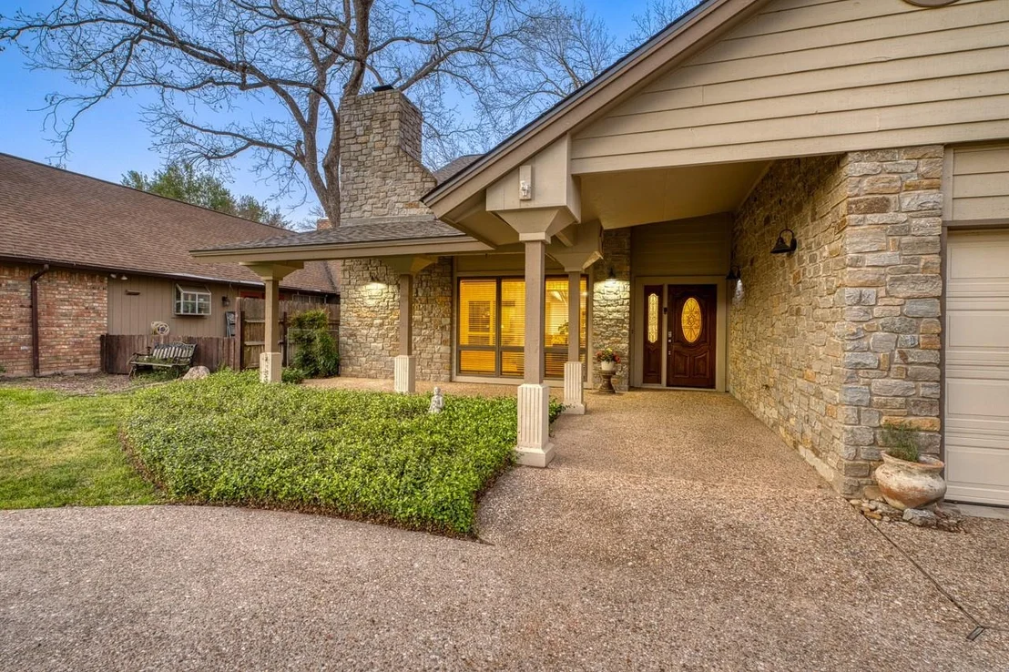 Photo of 402 Meadowlakes DR