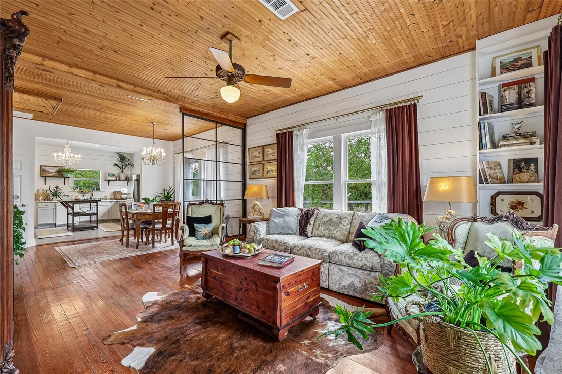 Photo of 372 Old Lockhart RD