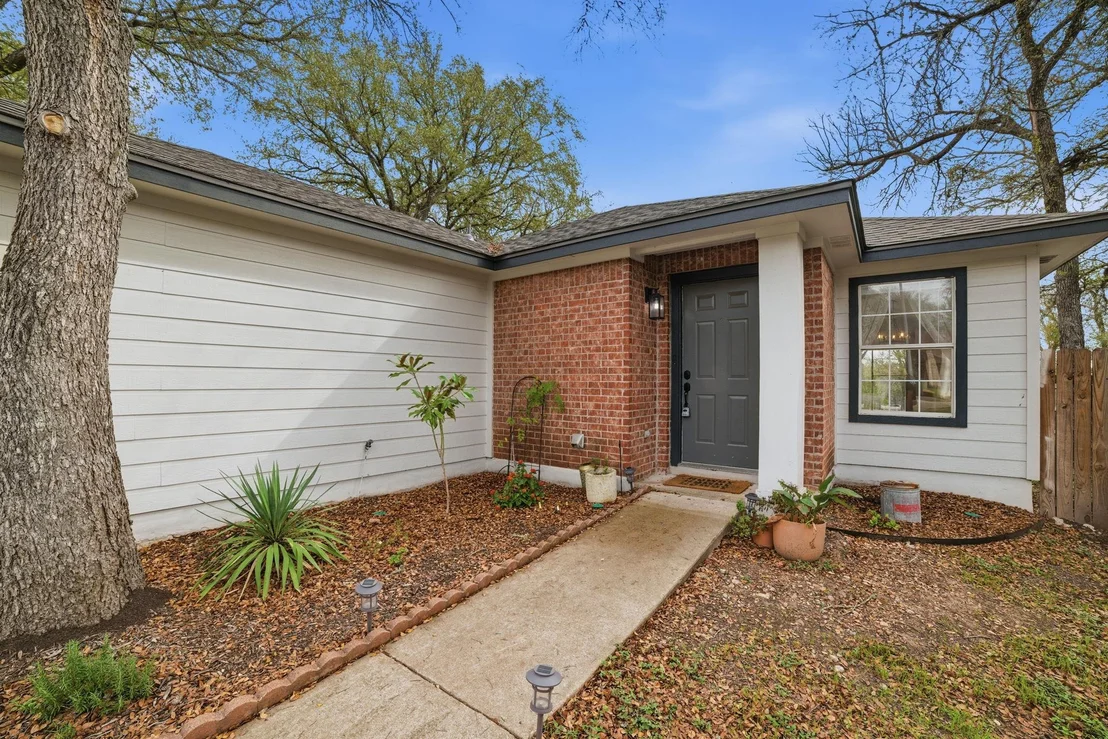 Photo of 104 S Mockingbird CIR
