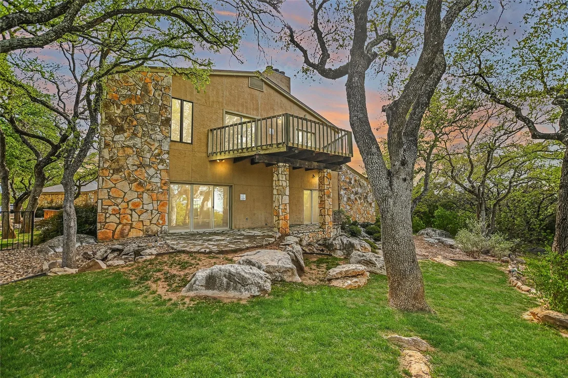 Photo of 900 Sharp Rock