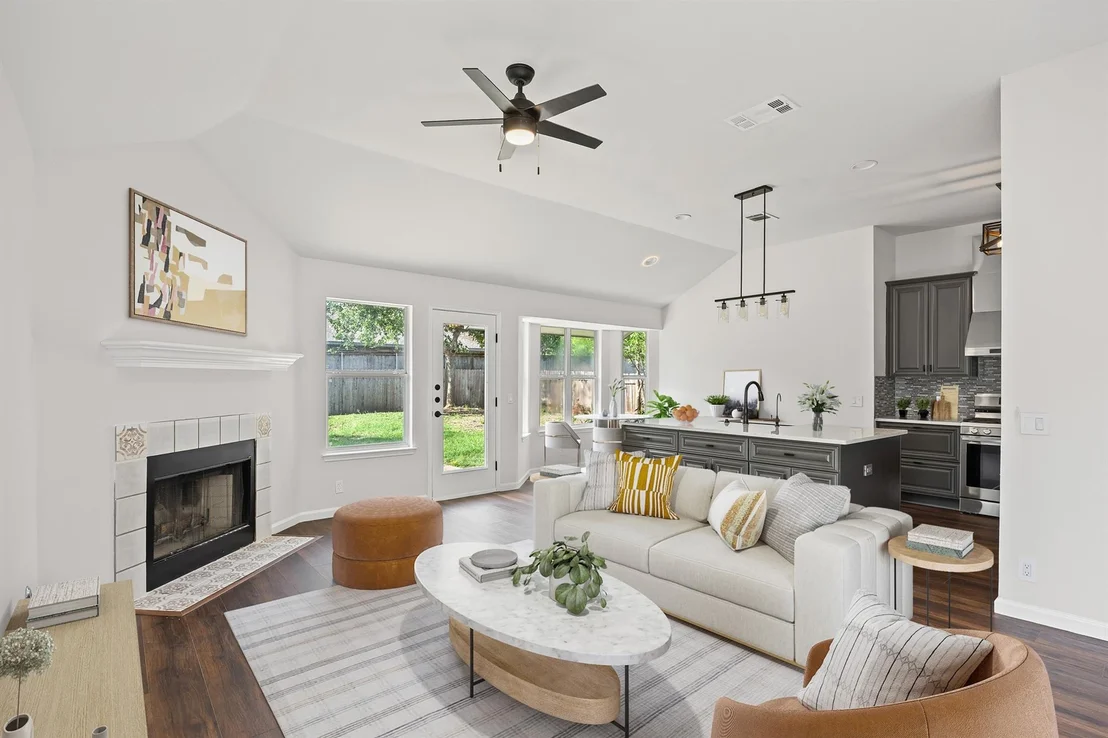 Photo of 904 Honeysuckle DR