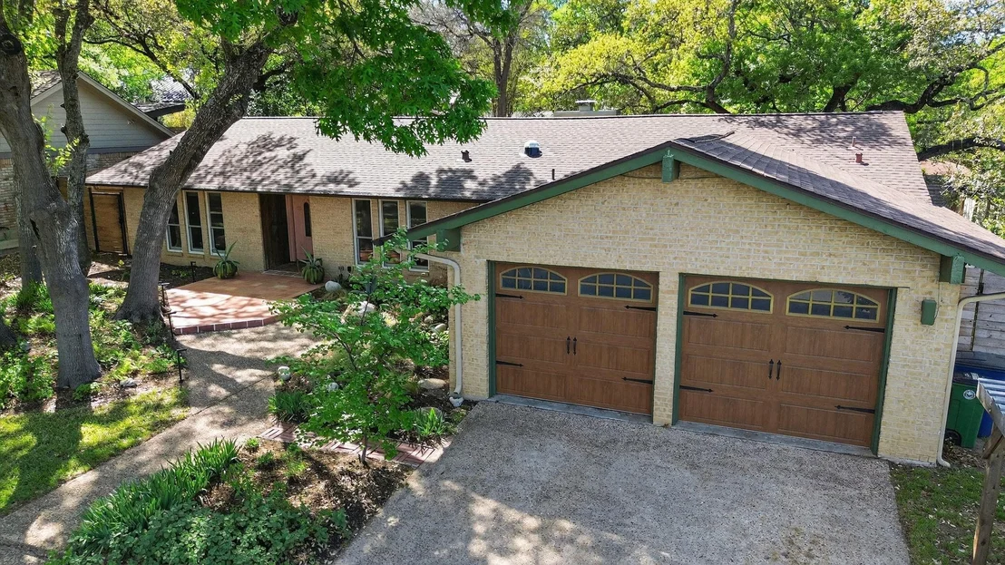 Photo of 2104 Four Oaks LN