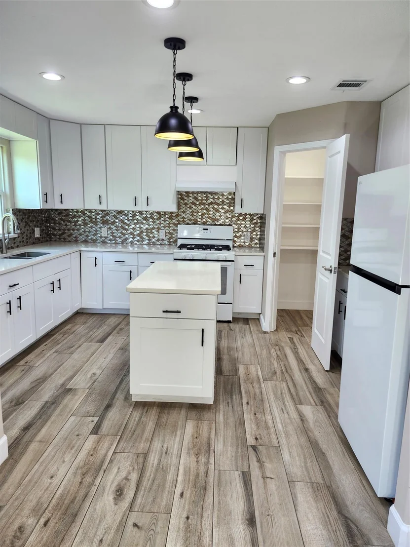 Photo of 209 W Victory Ave