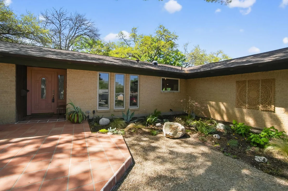 Photo of 2104 Four Oaks LN