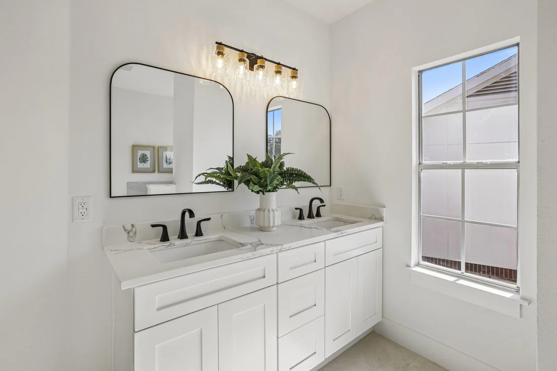 Photo of 16300 Suzi CV