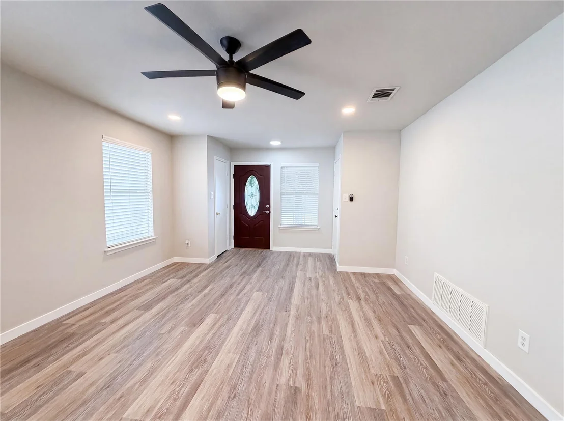 Photo of 1076 Shadow Creek BLVD