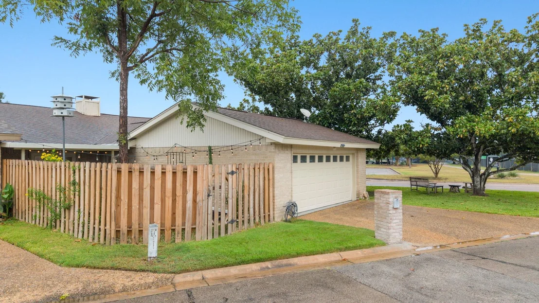 Photo of Unit E at 11127 Pinehurst DR