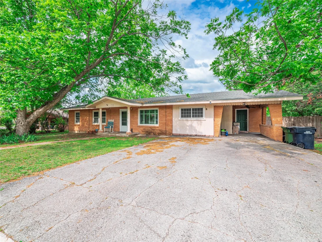 Photo of 700 Lewis DR