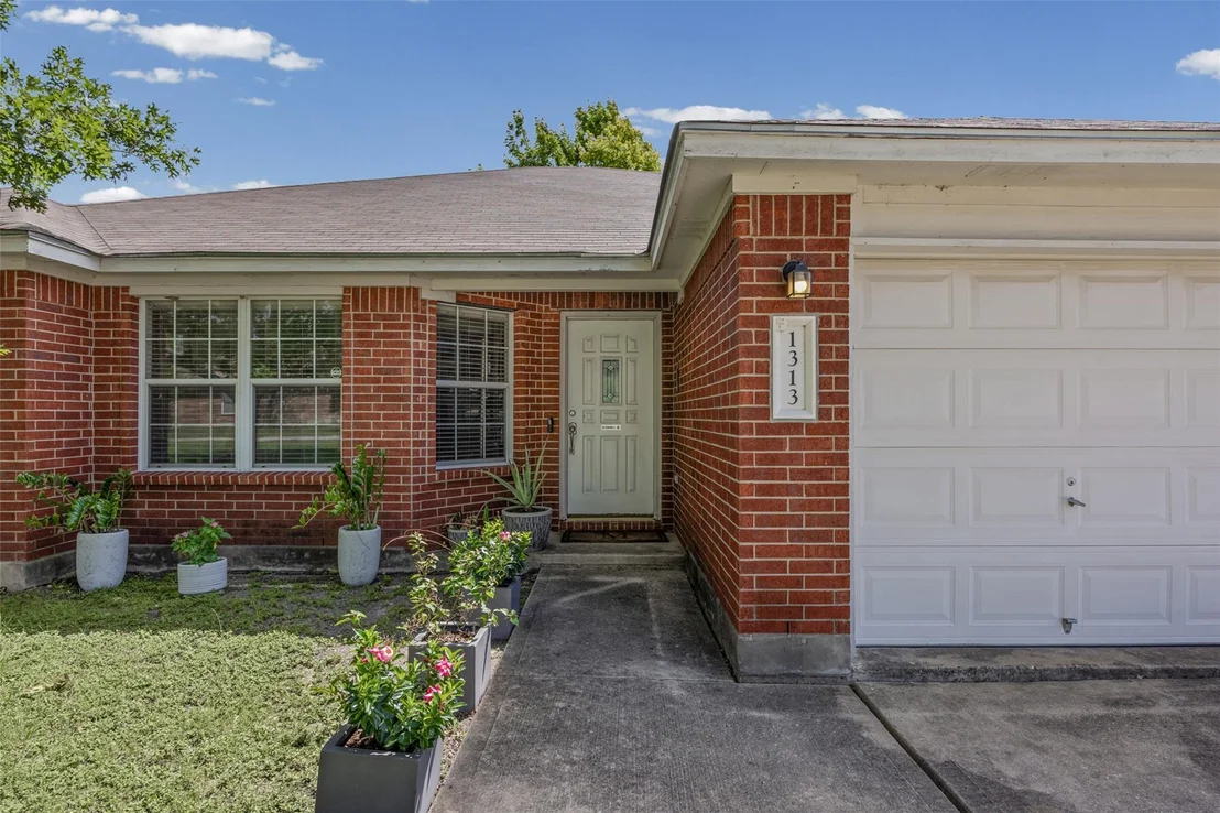 Photo of 1313 Laurelleaf DR