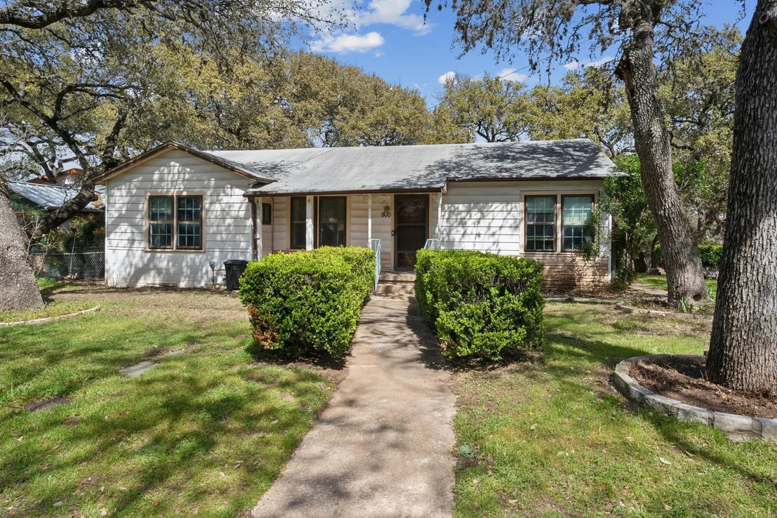 Photo of 900 Herndon LN
