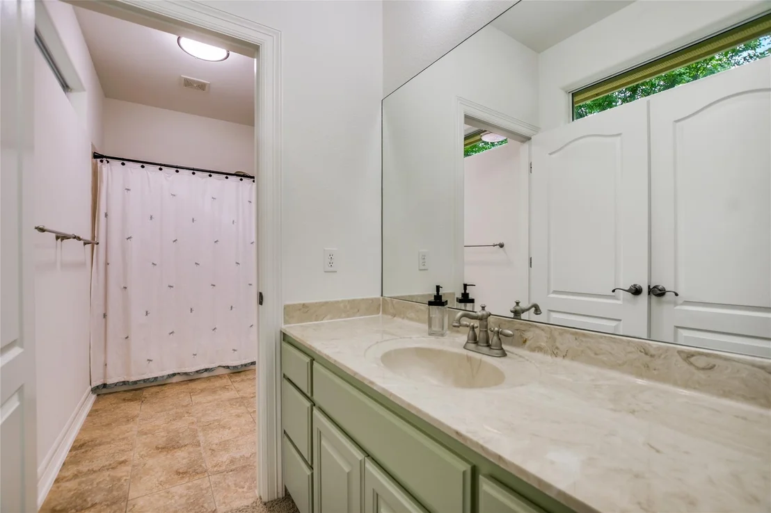 Photo of 112 Oak Plaza DR