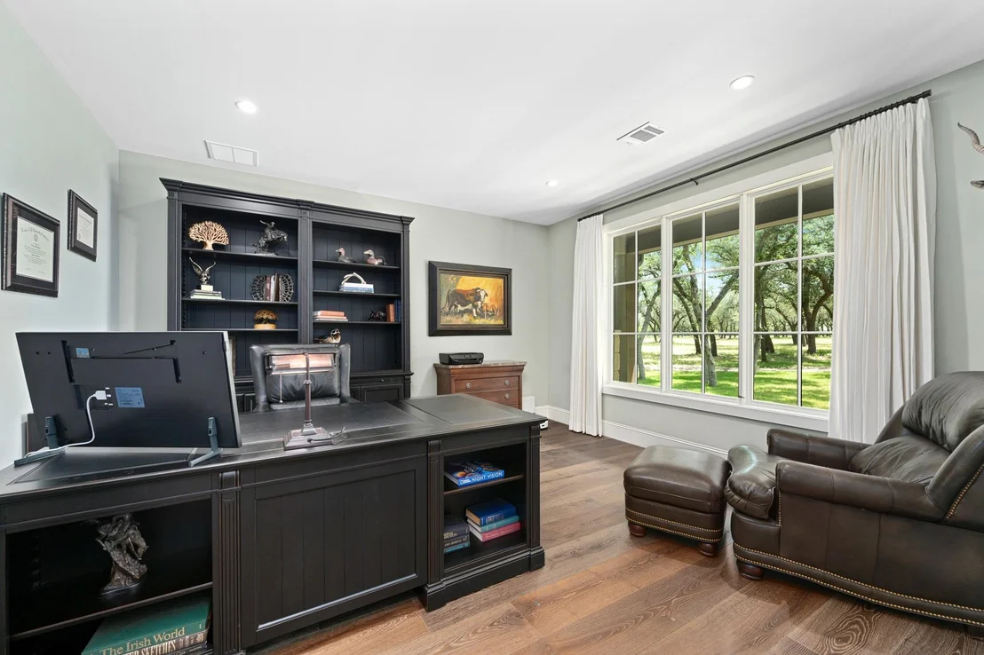 Photo of 900 Rivercliff DR