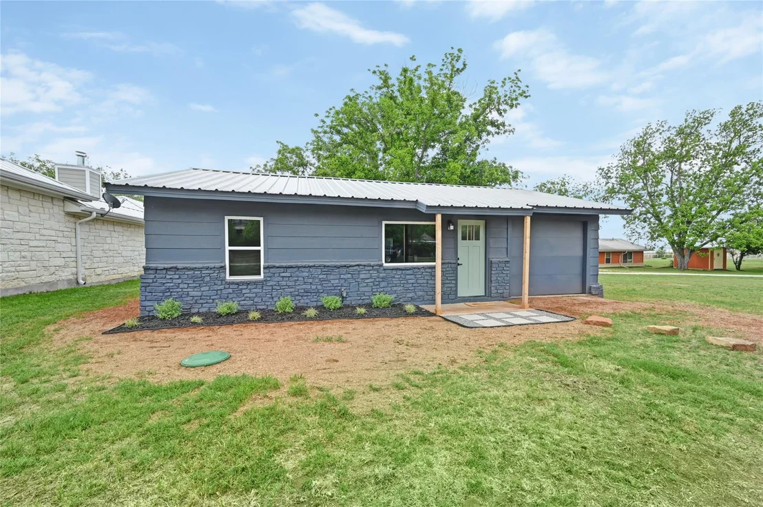 Photo of 409 Bizzy LN