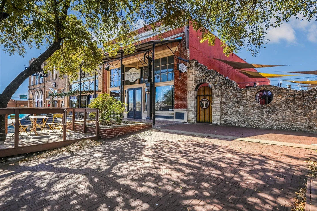 Photo of 405 Geyser Ave