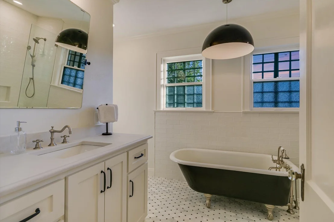 Photo of 113 W 32nd ST