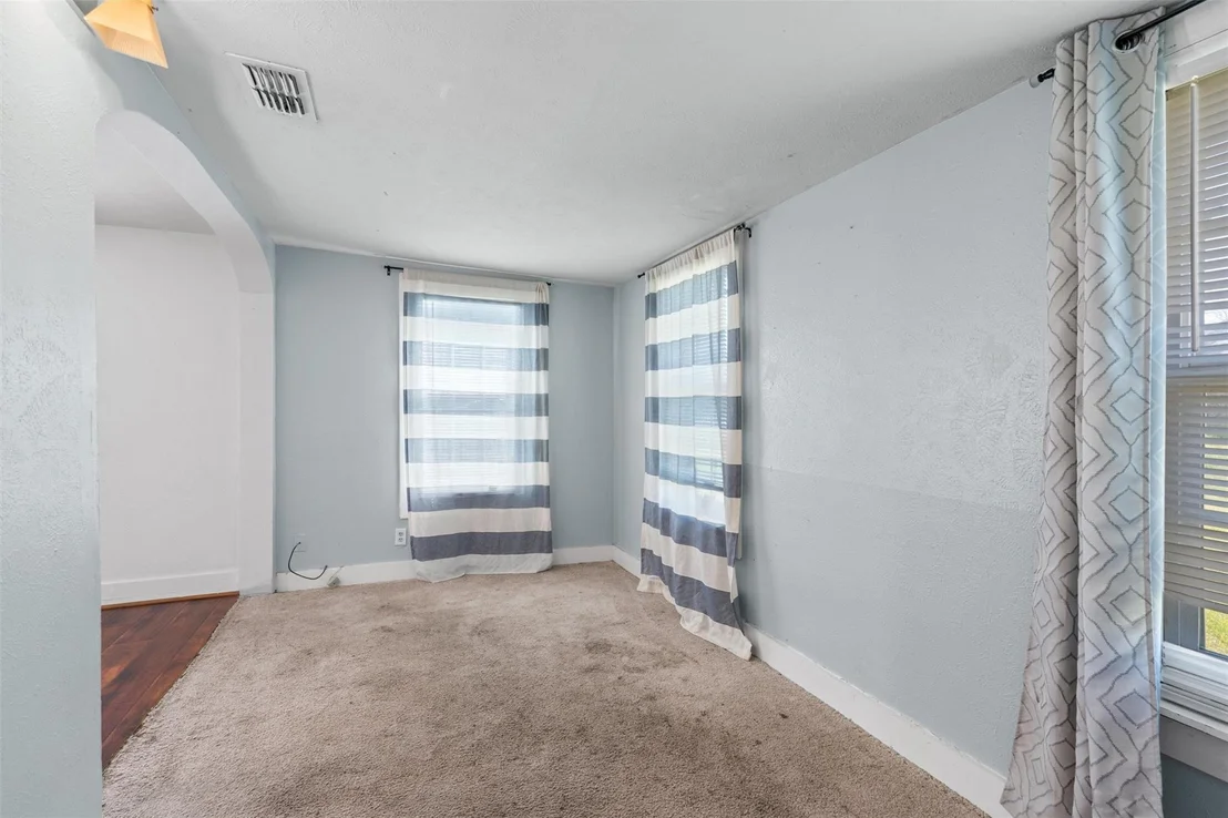 Photo of 401 Eberhart LN