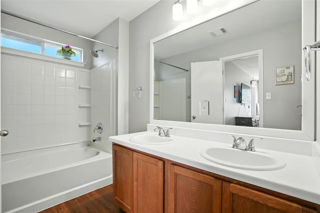 Photo of 221 Herrera TRL