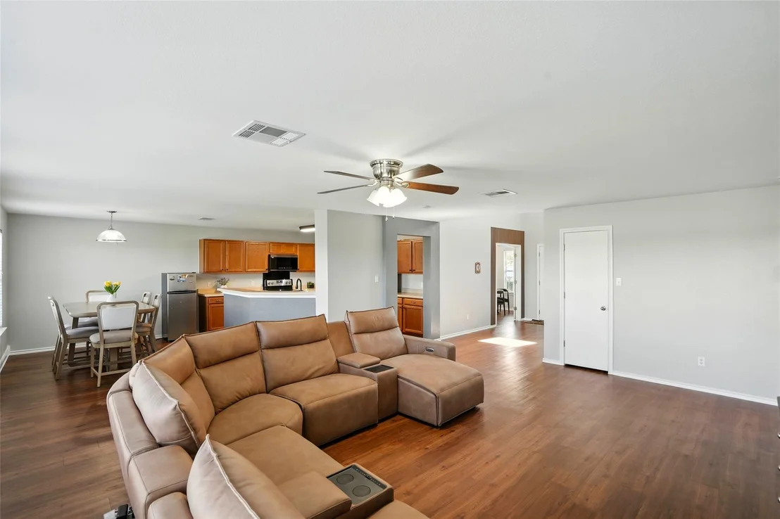 Photo of 221 Herrera TRL