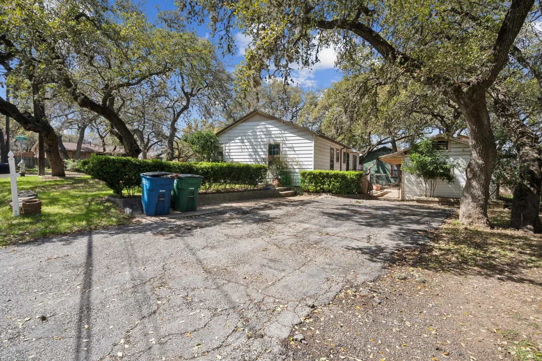 Photo of 900 Herndon LN
