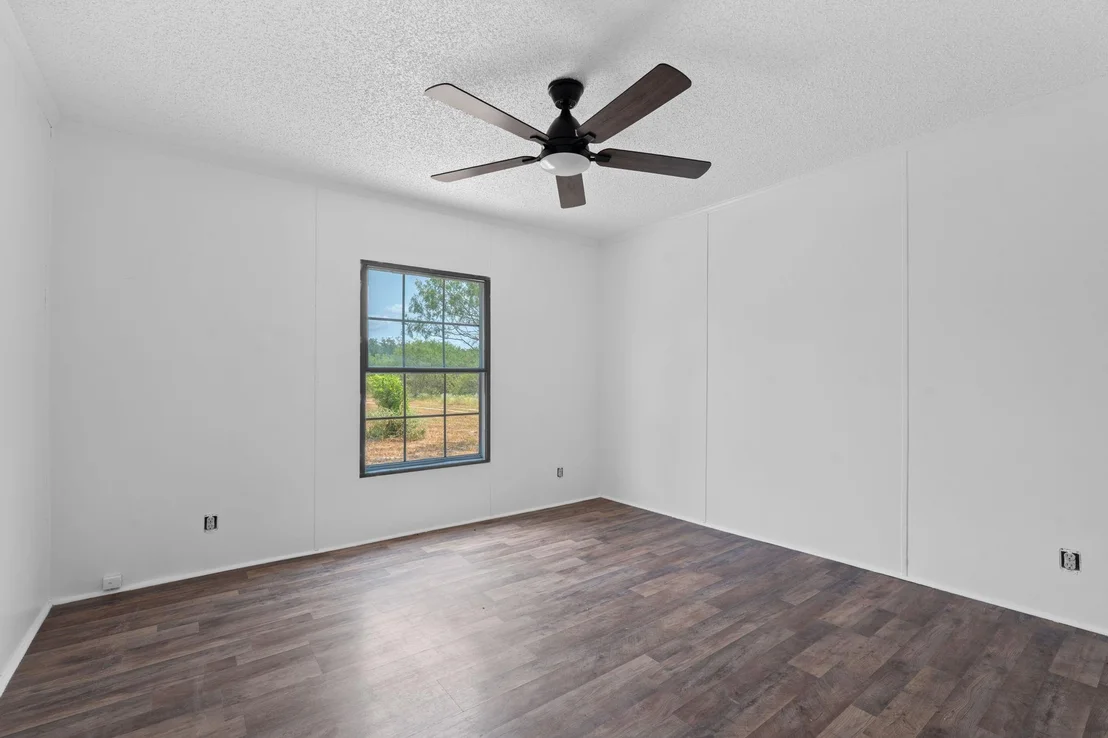 Photo of 1375 Plant RD