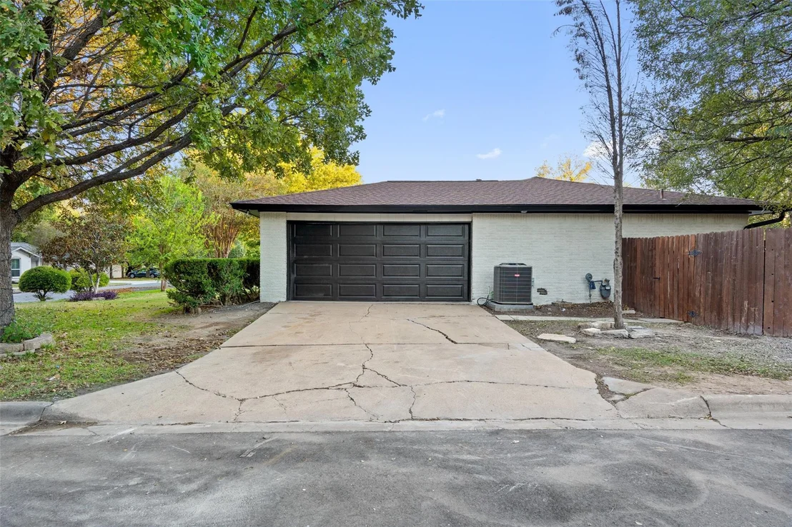 Photo of 9804 OAK HOLLOW DR