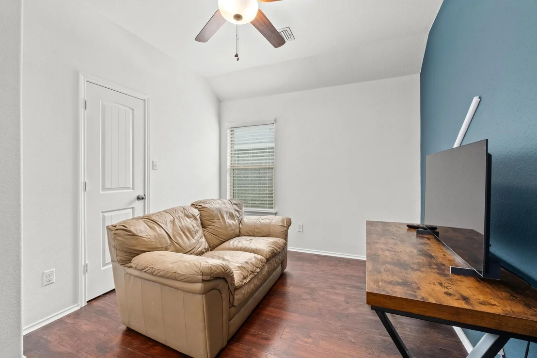 Photo of 160 Vermilion Marble TRL