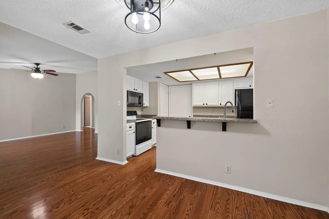 Photo of 600 E Central DR