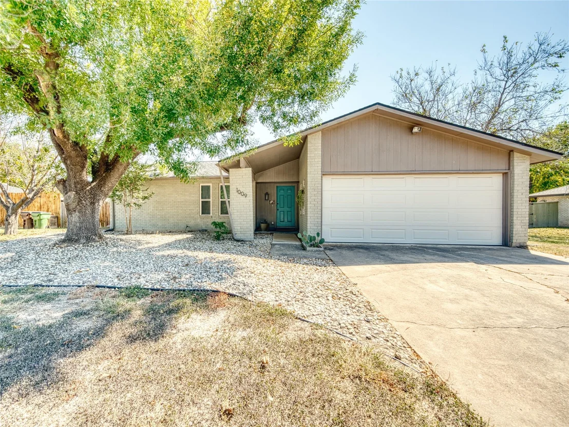 Photo of 1009 Green Meadow DR