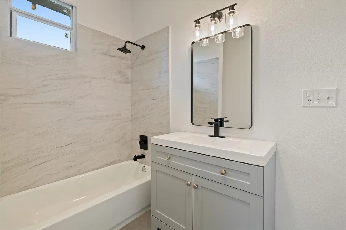 Photo of 707 W 7th ST