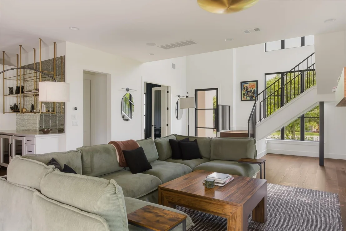 Photo of 705 W 10th ST