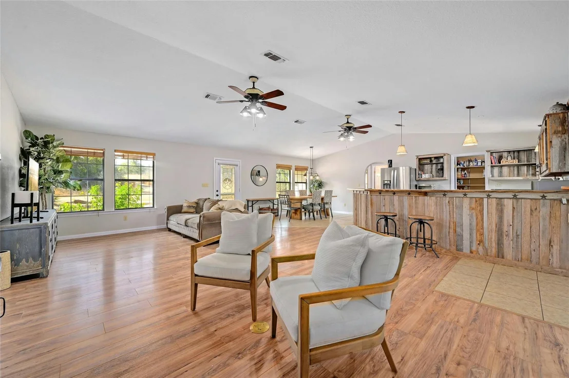 Photo of 525 River Oaks RD