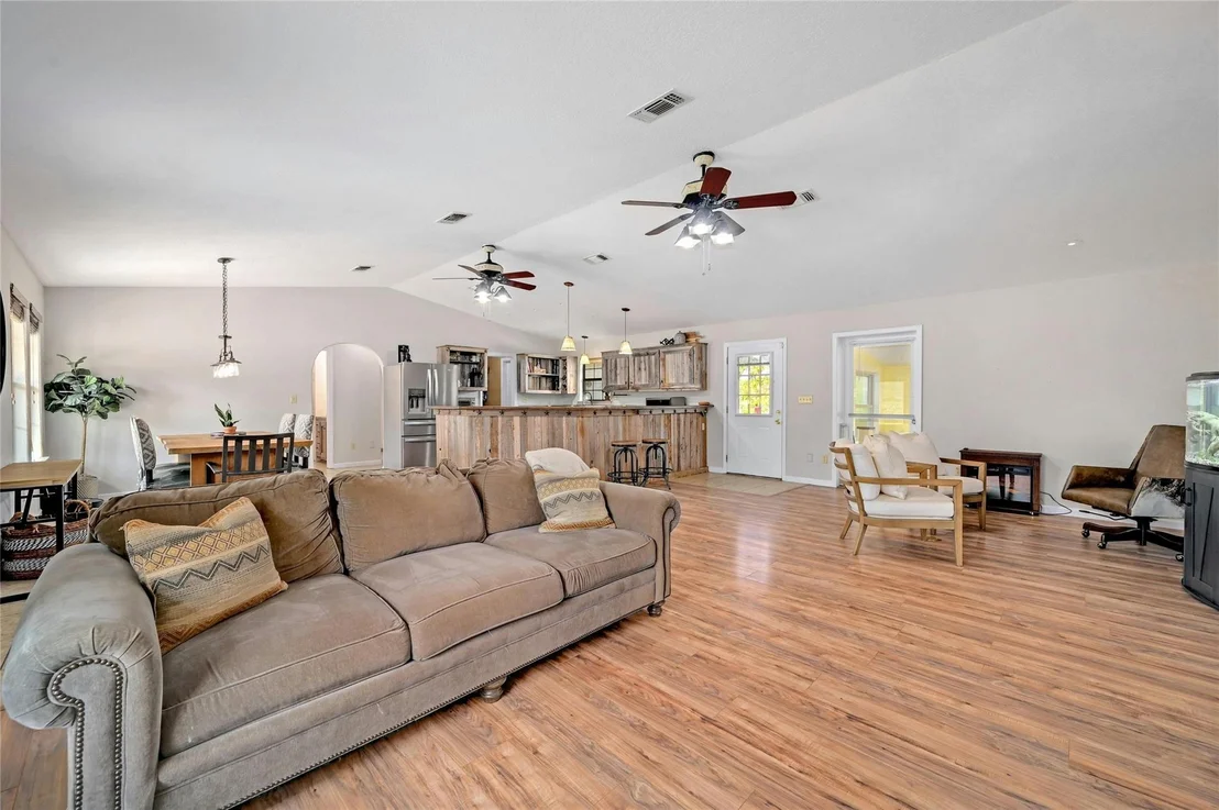 Photo of 525 River Oaks RD