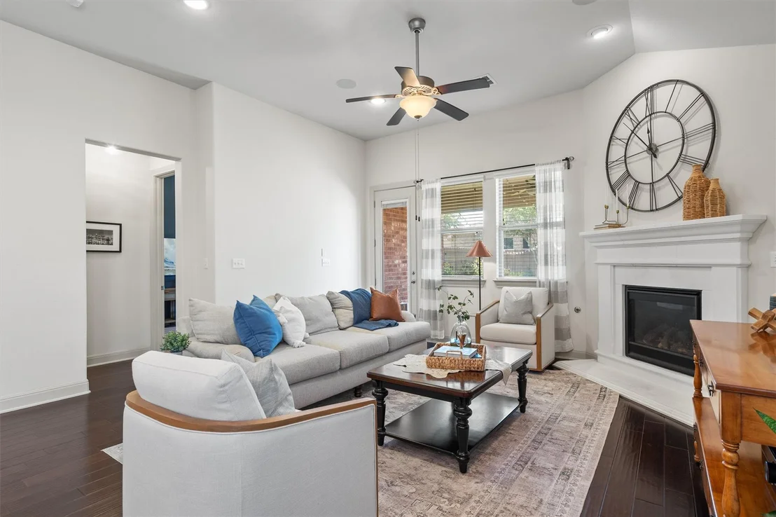 Photo of 2732 Florin CV