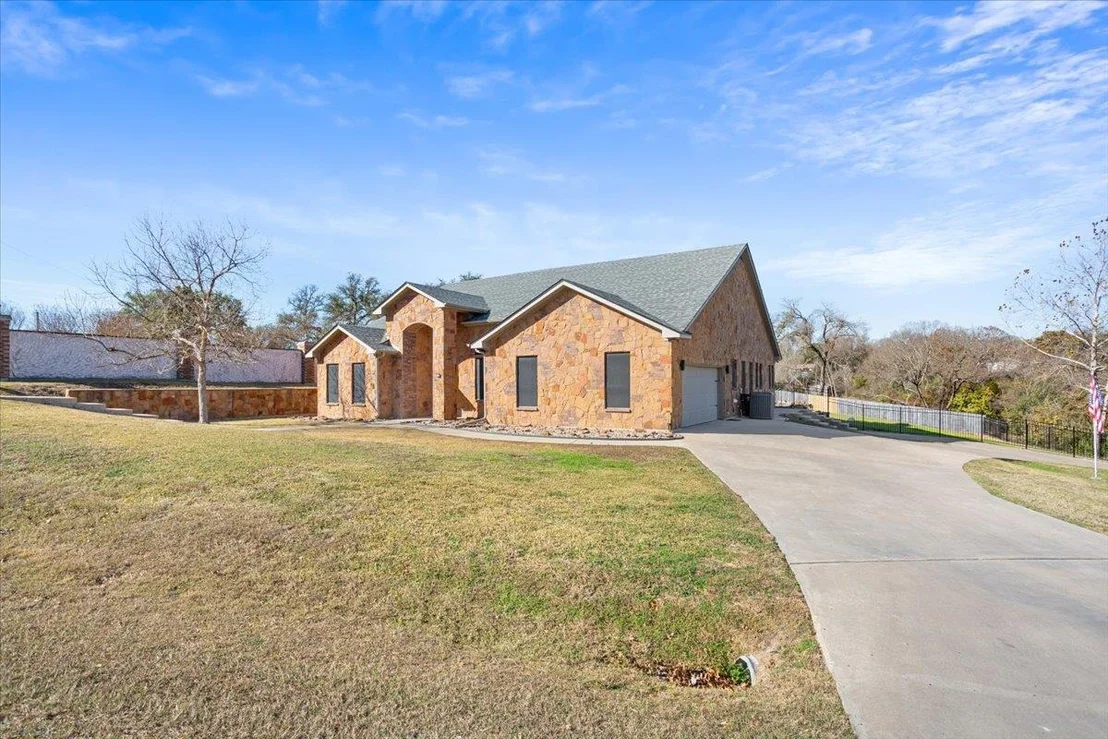 Photo of 3426 Summit CIR