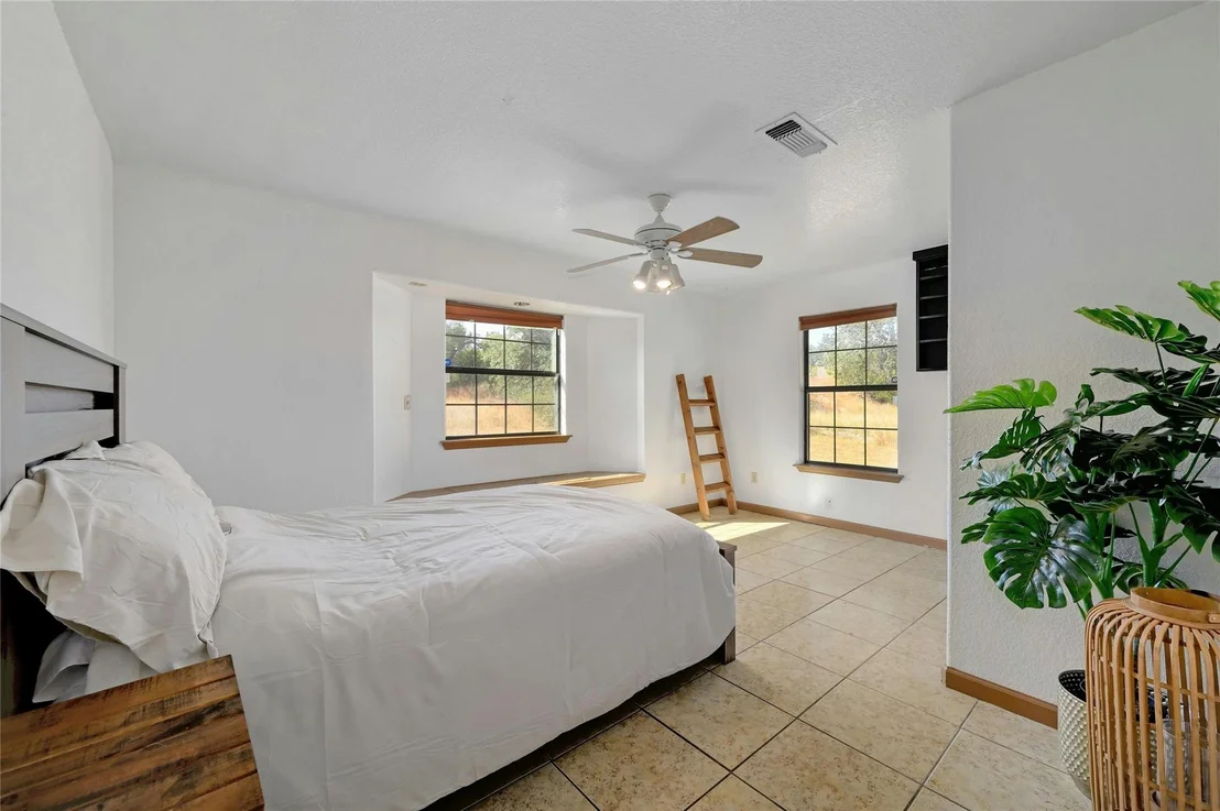 Photo of 525 River Oaks RD