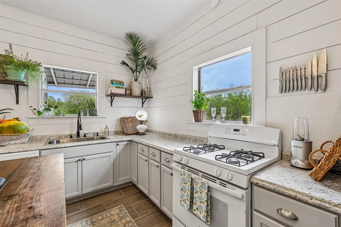 Photo of 372 Old Lockhart RD