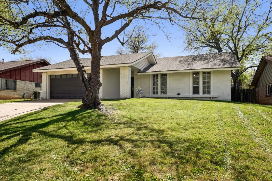 Photo of 3105 Lakeside DR