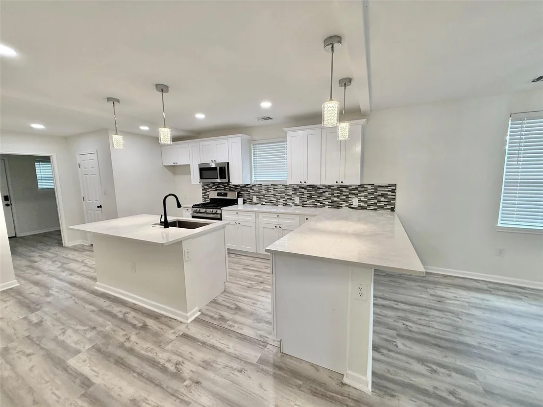 Photo of 1401 W 7th ST