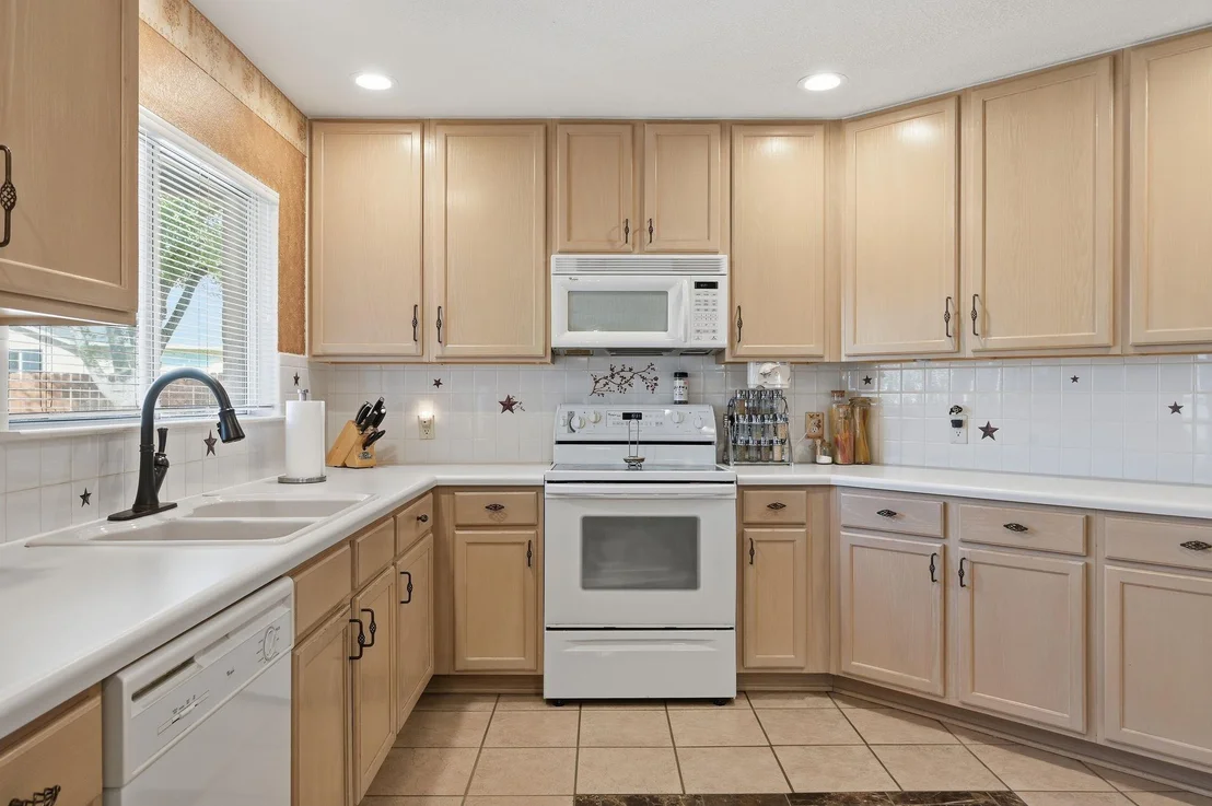 Photo of 903 E Olympic DR