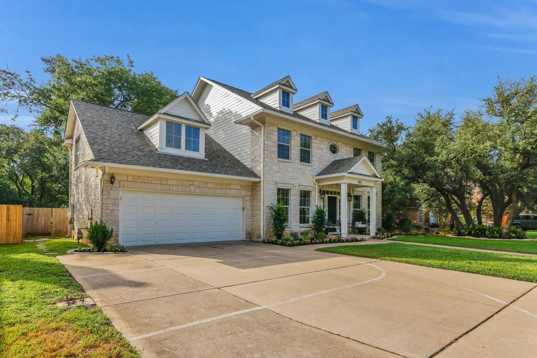 Photo of 701 Oaklands DR