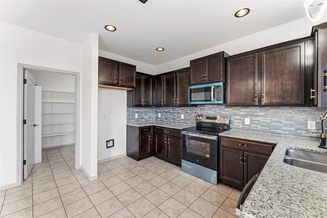 Photo of 100 Serpentine LN