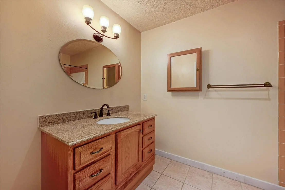 Photo of 900 River Oaks DR