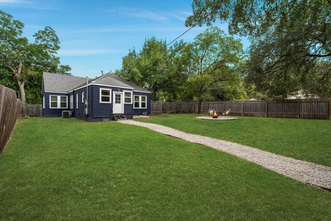 Photo of 1612 Travis Heights BLVD